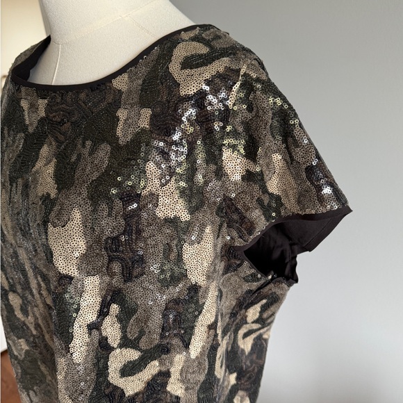 Vince Camuto sequin camo top - Picture 2 of 6